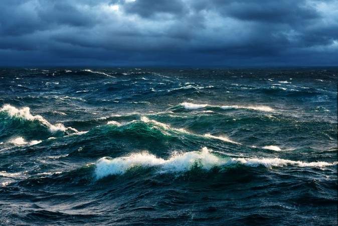 Bild på Breaking Waves at Rising Storm