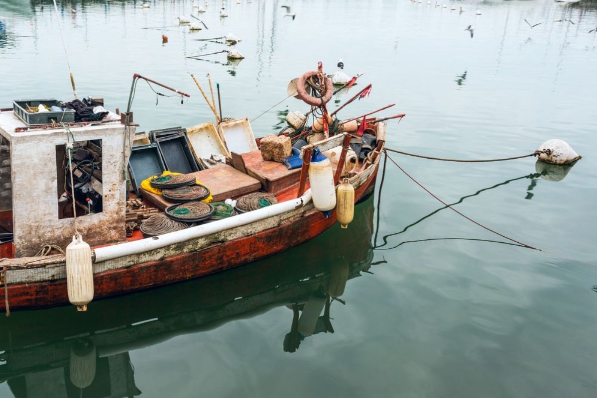 Afbeeldingen van Classic Red Fishing boat in Punta del Este harbor Uruguay
