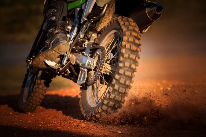 Afbeeldingen van Action of enduro motorcycle on dirt track