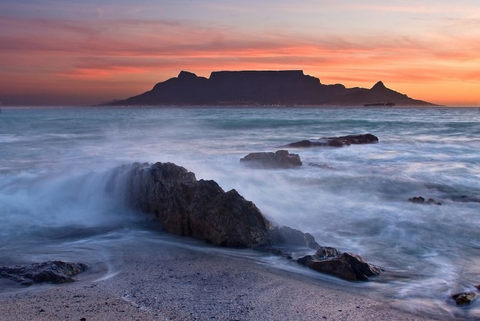 Afbeeldingen van The colors of Table Mountain at sunset with large rocks