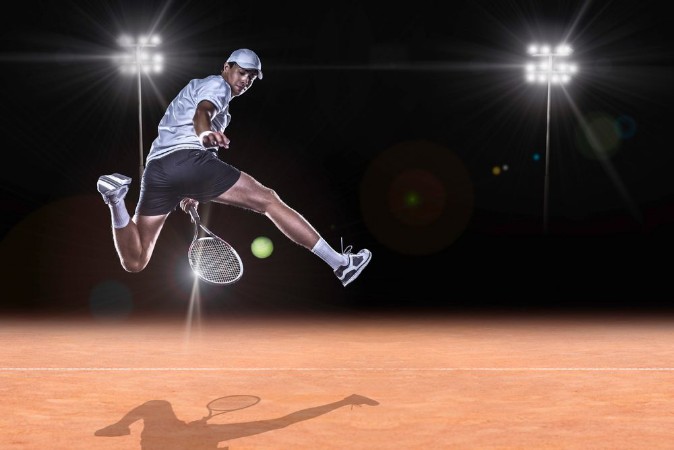 Afbeeldingen van Tennis player reaching for the hard ball 