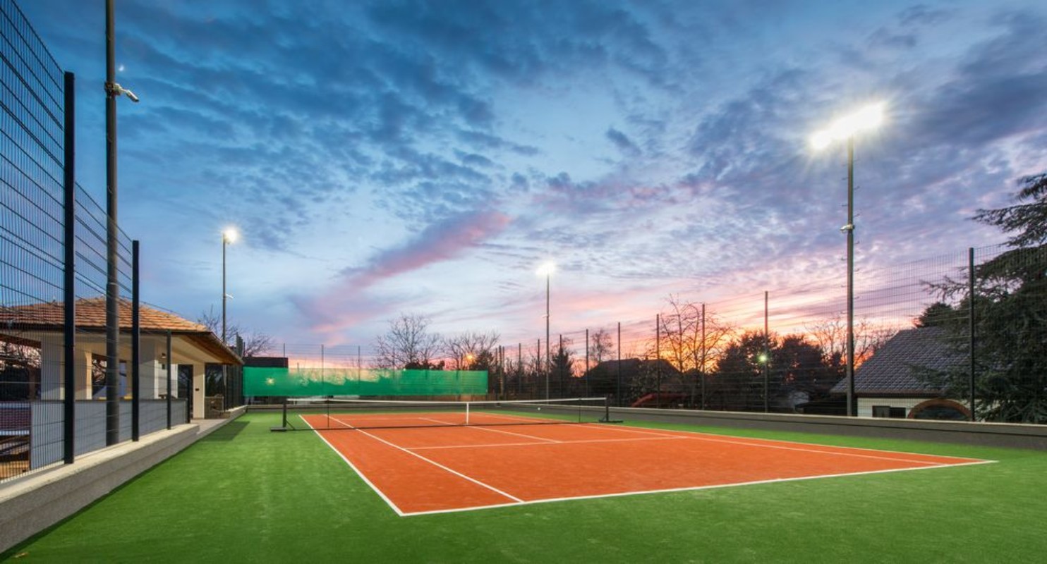 Afbeeldingen van Tennis court at a private estate in the twilight and magic sky