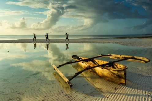 Image de Traditional fisher boat in Zanzibar with people going to fish on