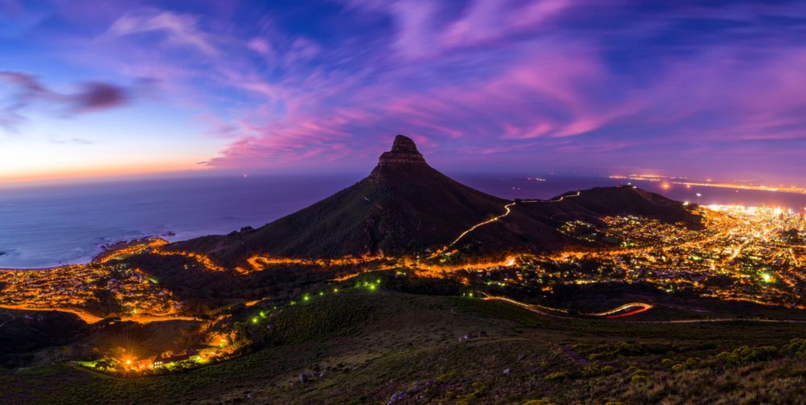 Afbeeldingen van Cape Towns Lions Head Mountain Peak landscape seen from Table Mountain tourist hike