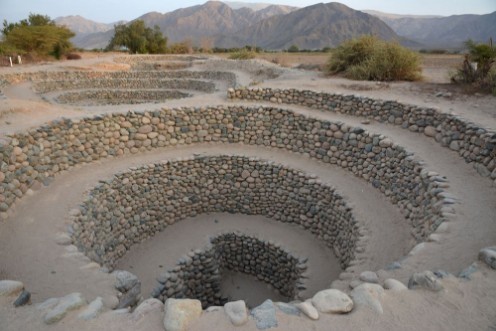 Afbeeldingen van Ancient wells near town Nazca Peru