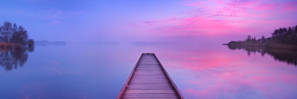Afbeeldingen van Jetty on a still lake at dawn in The Netherlands