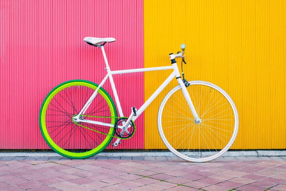 Bild på City bicycle fixed gear on yellow and red wall