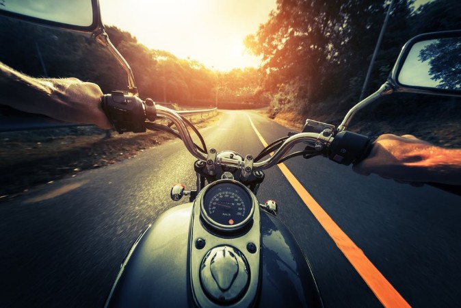 Afbeeldingen van Motorcycle on the empty asphalt road