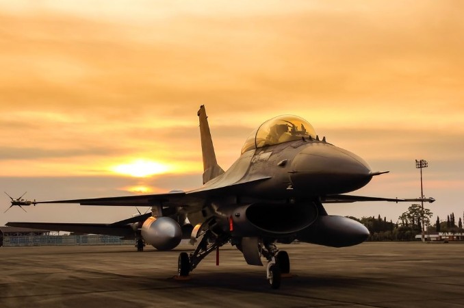 Afbeeldingen van F16 falcon fighter jet on sunset background 