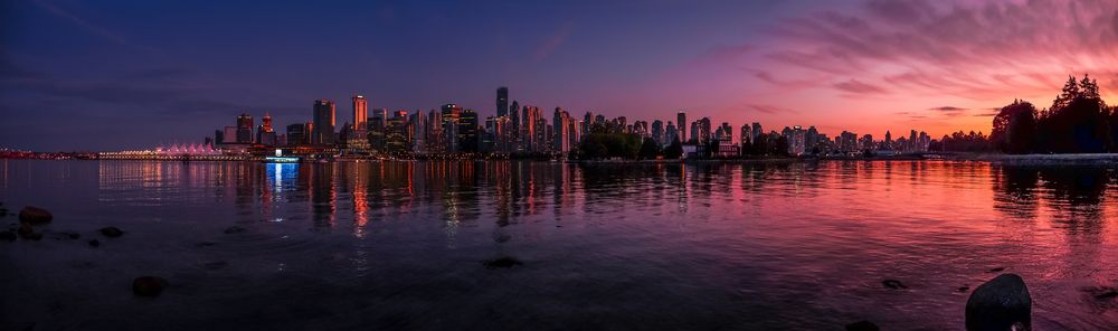 Afbeeldingen van Beautiful Vancouver skyline and harbor with idyllic sunset glow Canada