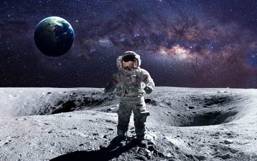 Image de Brave astronaut at the spacewalk on the moon This image elements furnished by NASA