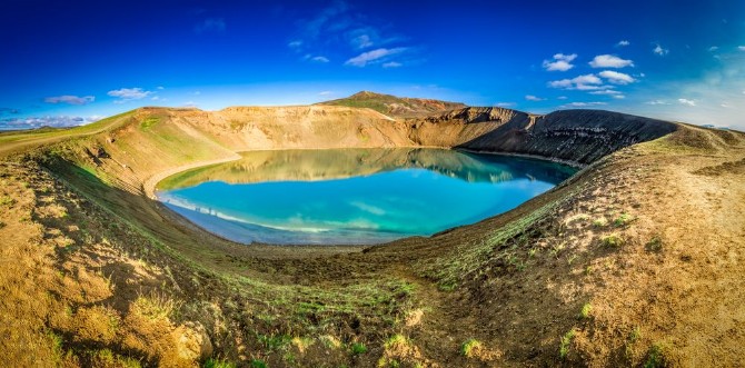 Afbeeldingen van Panorama of blue lake in the crater of a volcano in Iceland