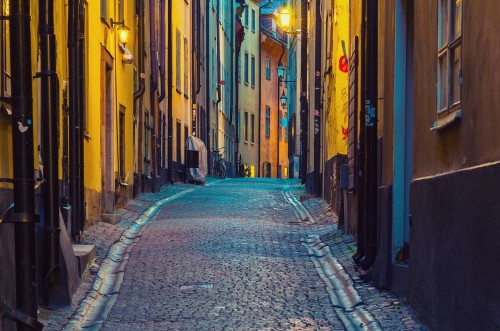 Afbeeldingen van The narrow street of Gamla Stan - historic city old center of Stockholm at summer night with lanterns